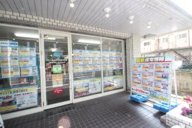店先には、おすすめ物件などの情報があります。