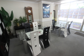 店舗内は明るいフロアになってます。